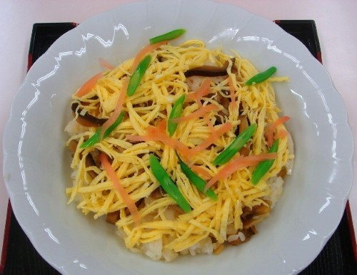 ���餷����